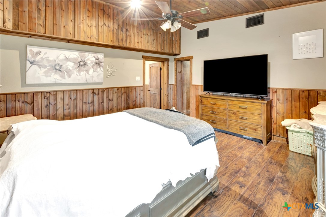 1622 Old Goliad Road