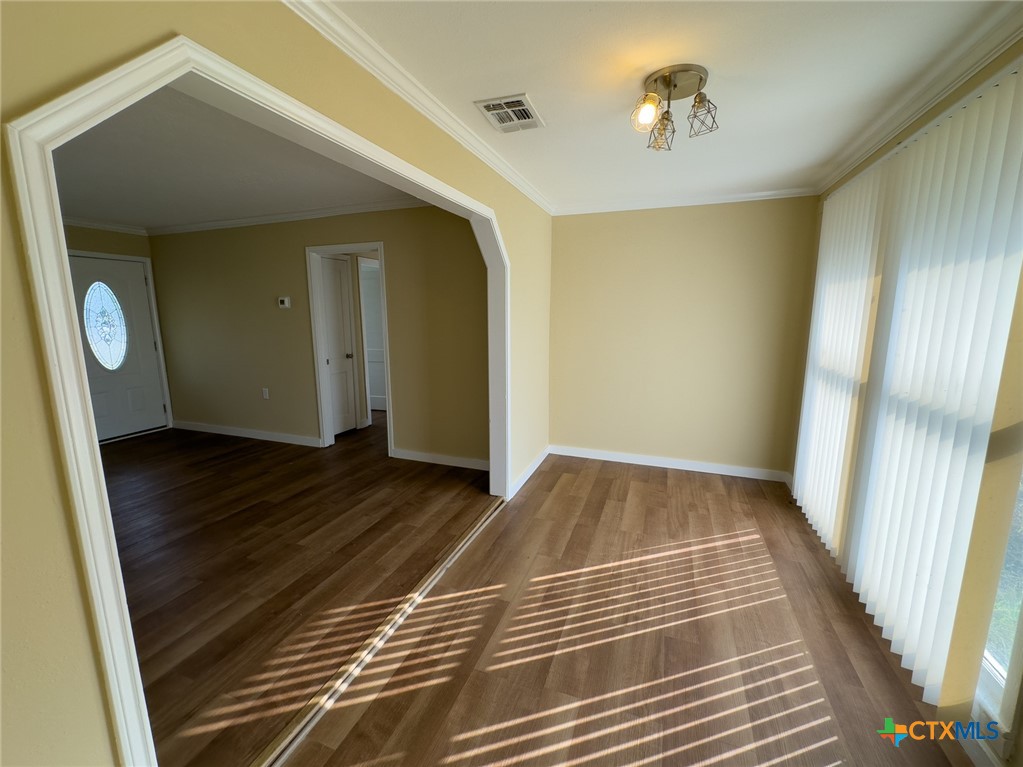 1404 E Bowie