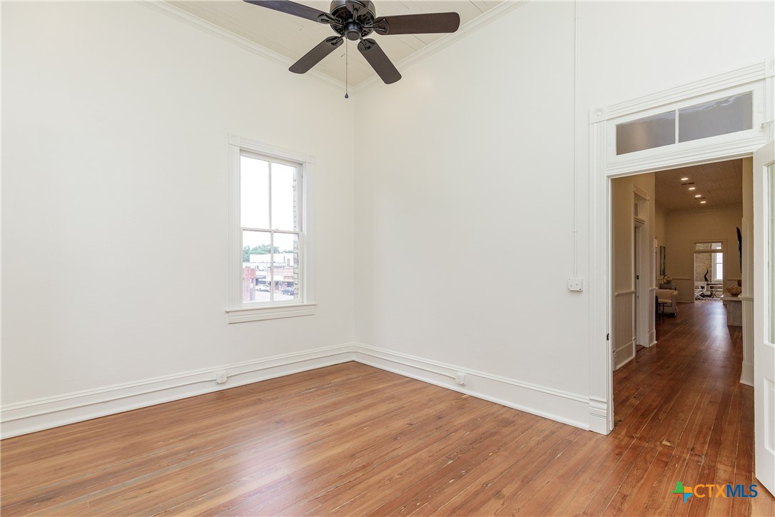 207 1/2 E Constitution Street 4