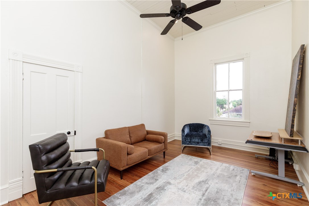 207 1/2 E Constitution Street 4