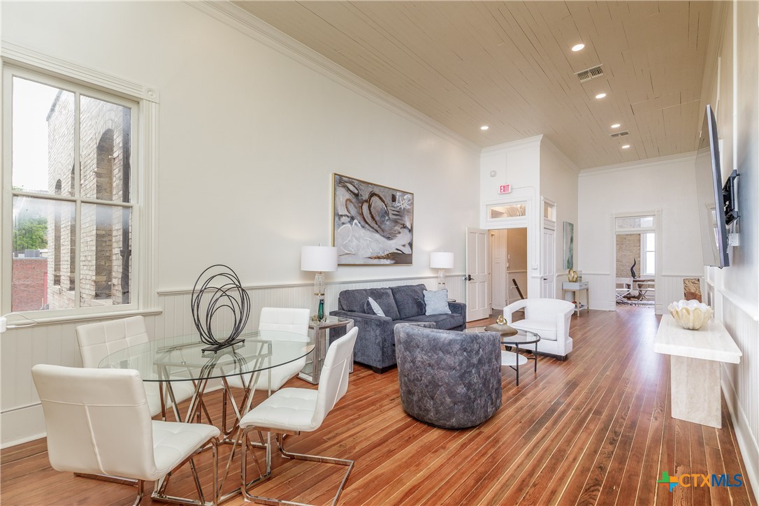 207 1/2 E Constitution Street 4