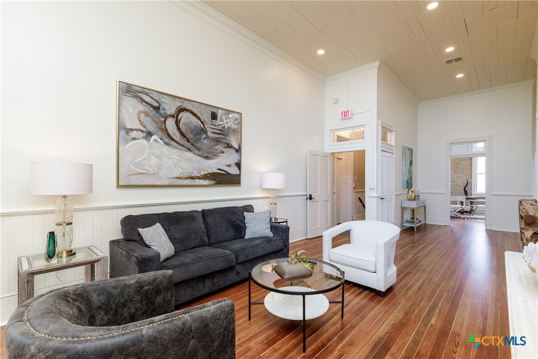 207 1/2 E Constitution Street 4