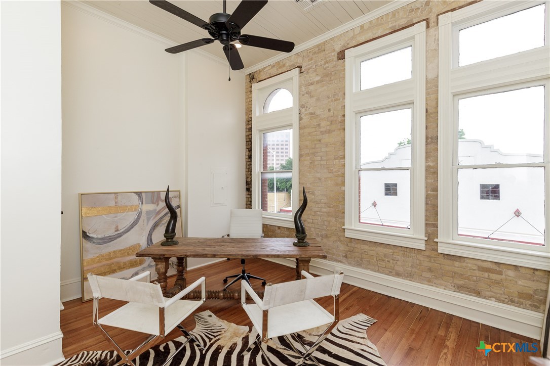 207 1/2 E Constitution Street 4