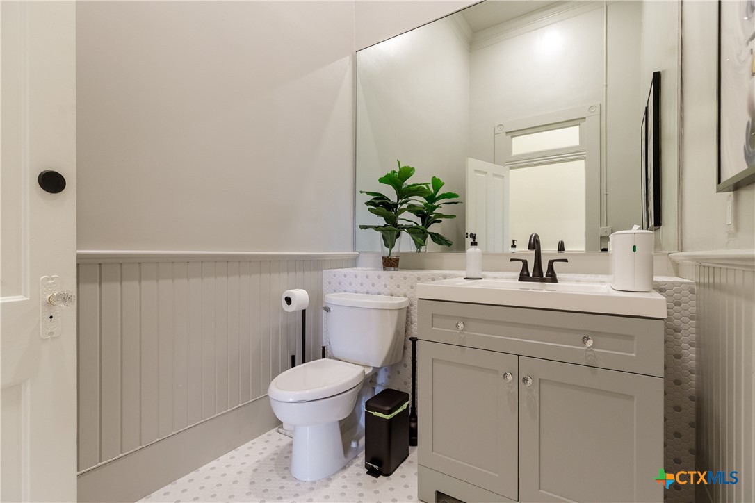 207 1/2 E Constitution Street 4