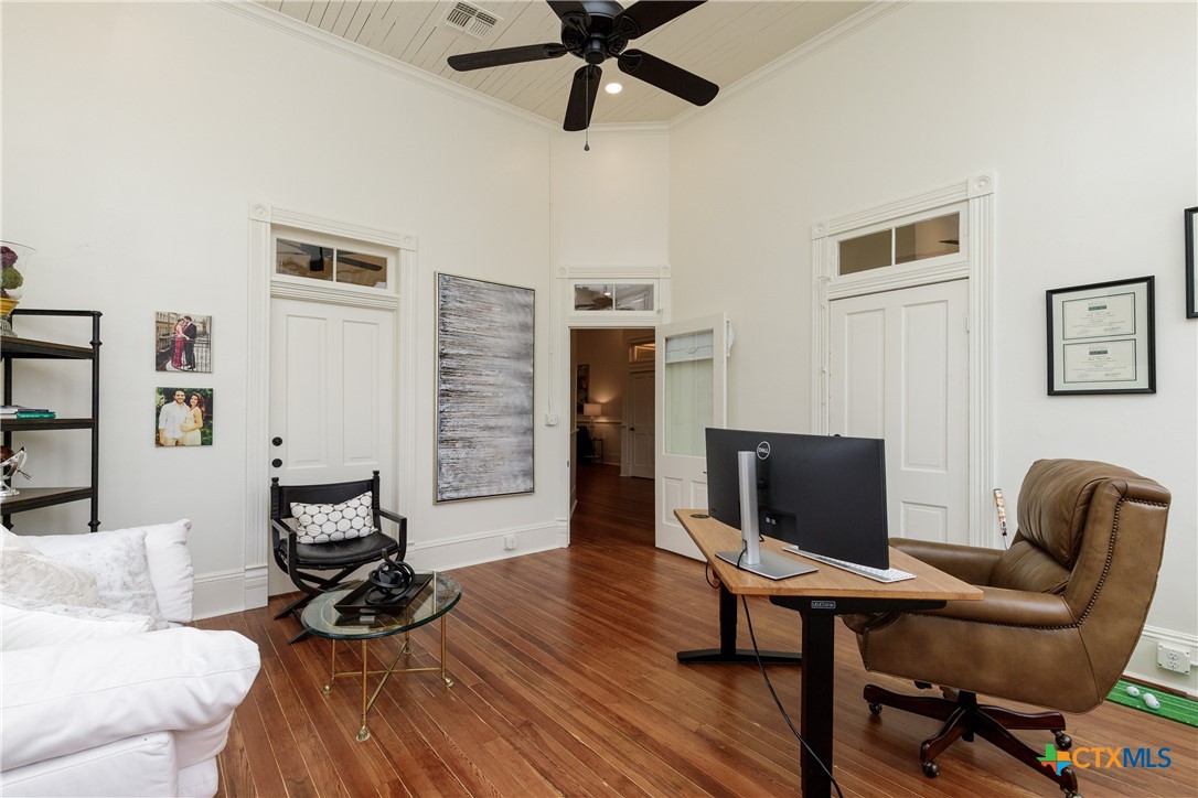 207 1/2 E Constitution Street 8