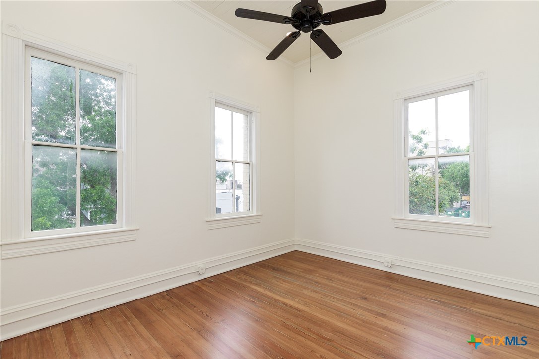 207 1/2 E Constitution Street 8