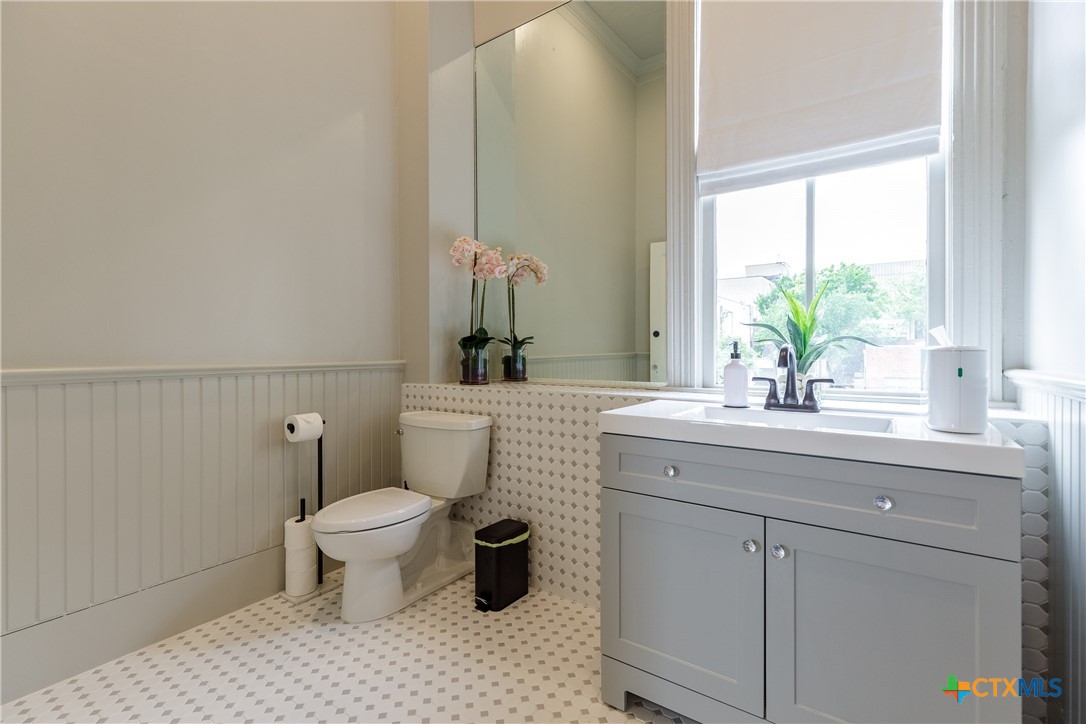 207 1/2 E Constitution Street 8