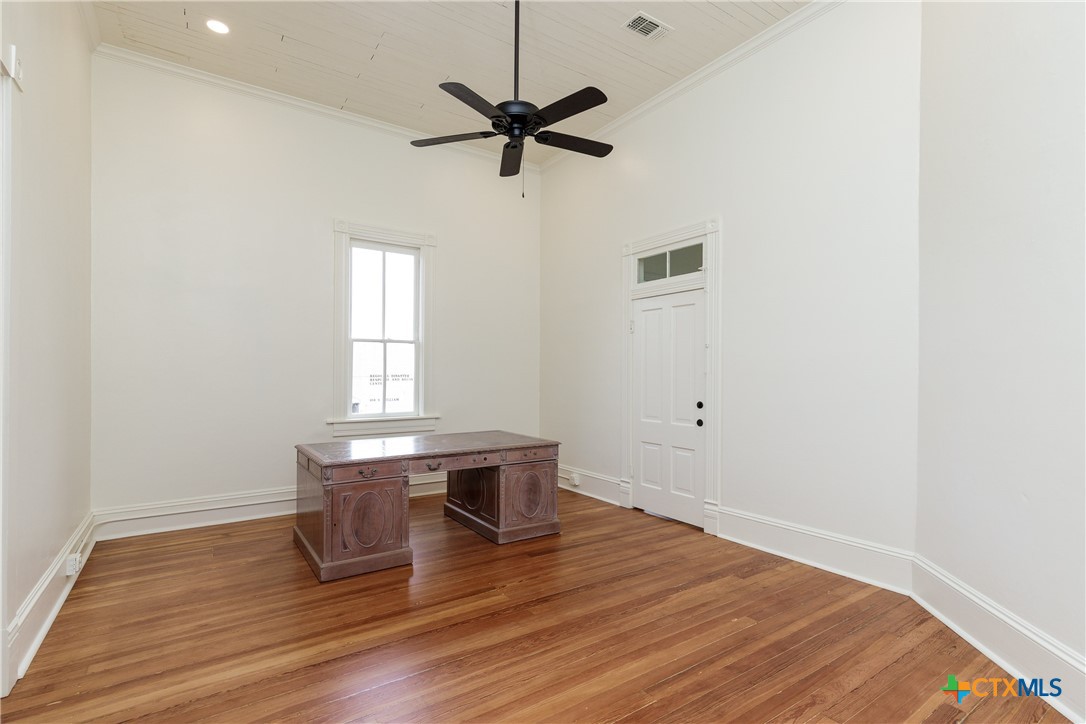 207 1/2 E Constitution Street 8