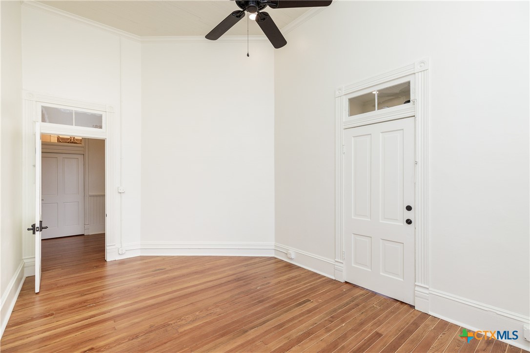 207 1/2 E Constitution Street 8