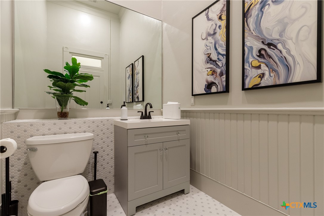 207 1/2 E Constitution Street 8