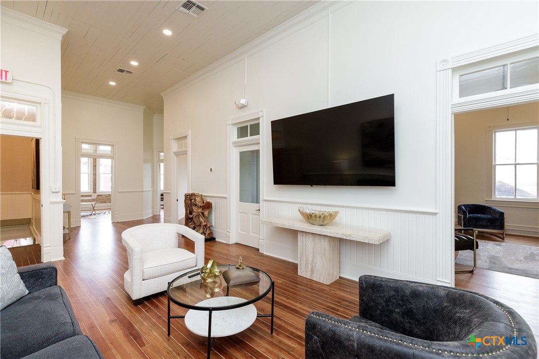 207 1/2 E Constitution Street 8