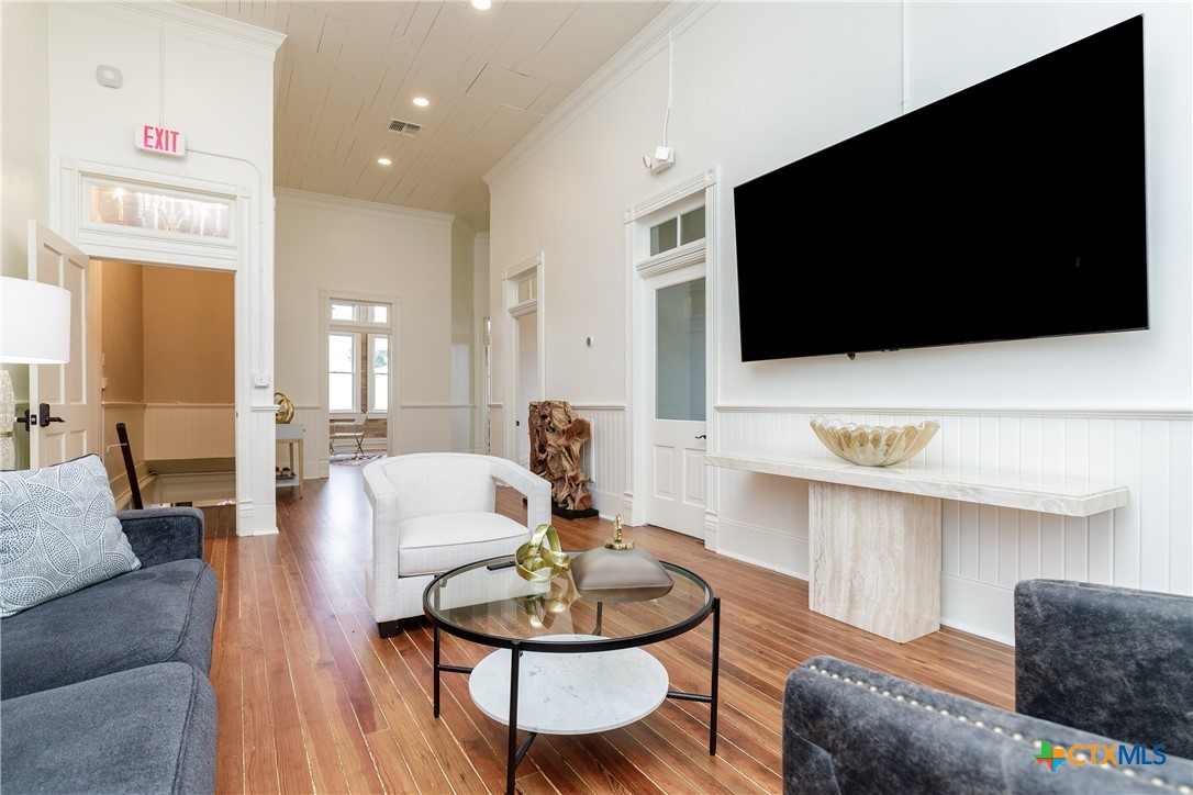 207 1/2 E Constitution Street 8