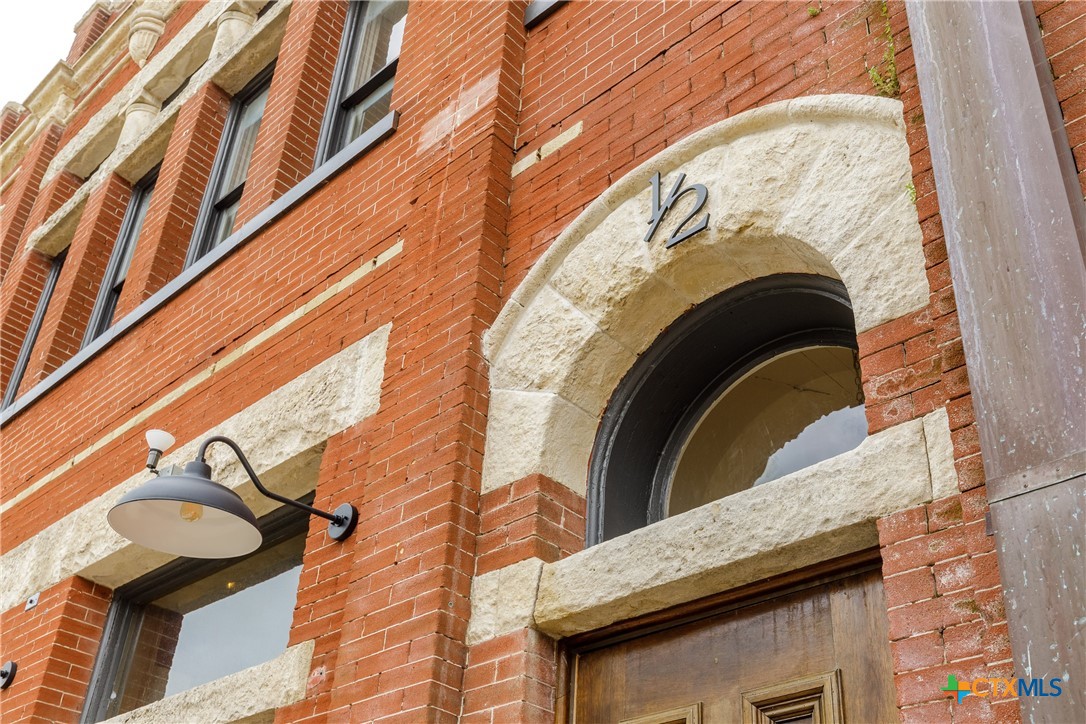 207 1/2 E Constitution Street 8