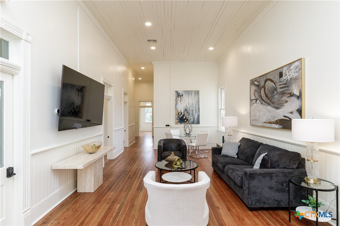 207 1/2 E Constitution Street 8