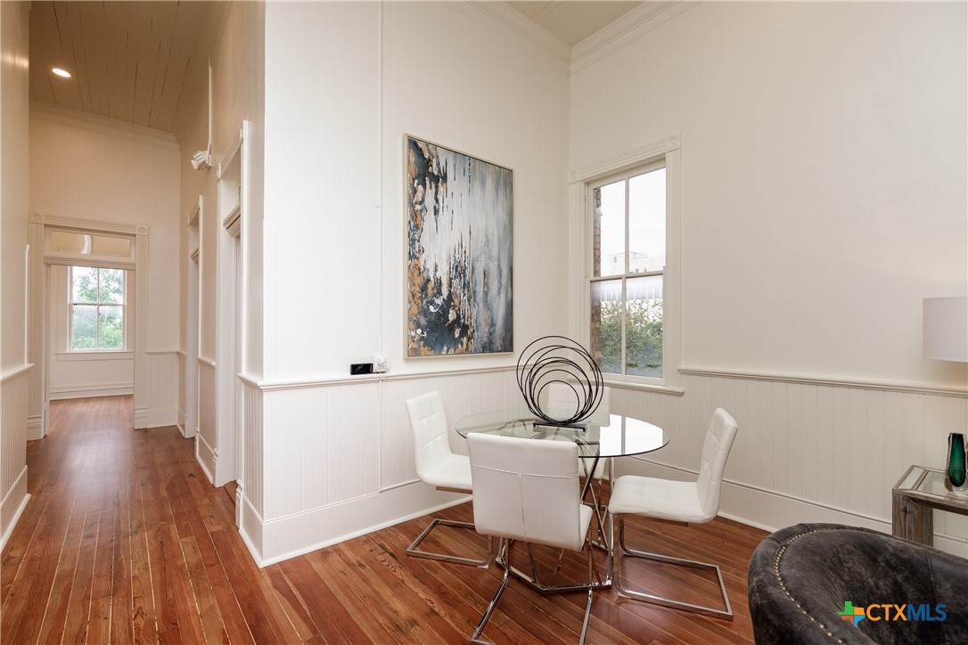 207 1/2 E Constitution Street 8