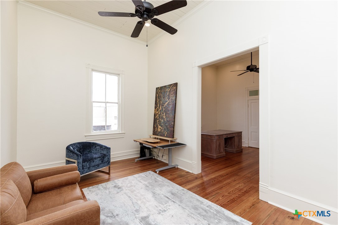 207 1/2 E Constitution Street 8