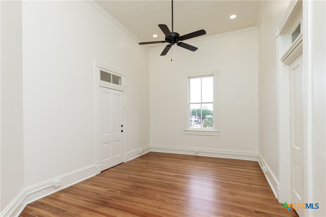 207 1/2 E Constitution Street 8