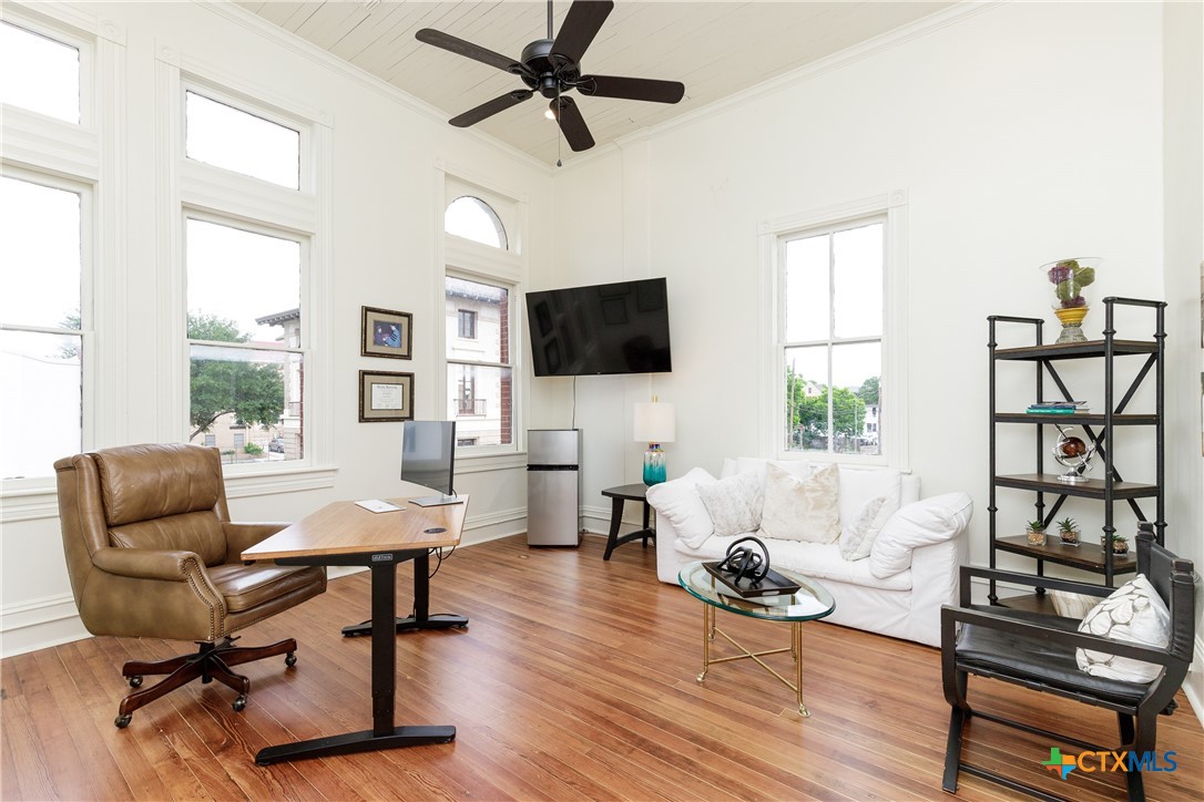 207 1/2 E Constitution Street 8