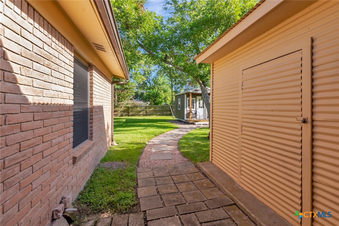 2105 E Mistletoe Avenue