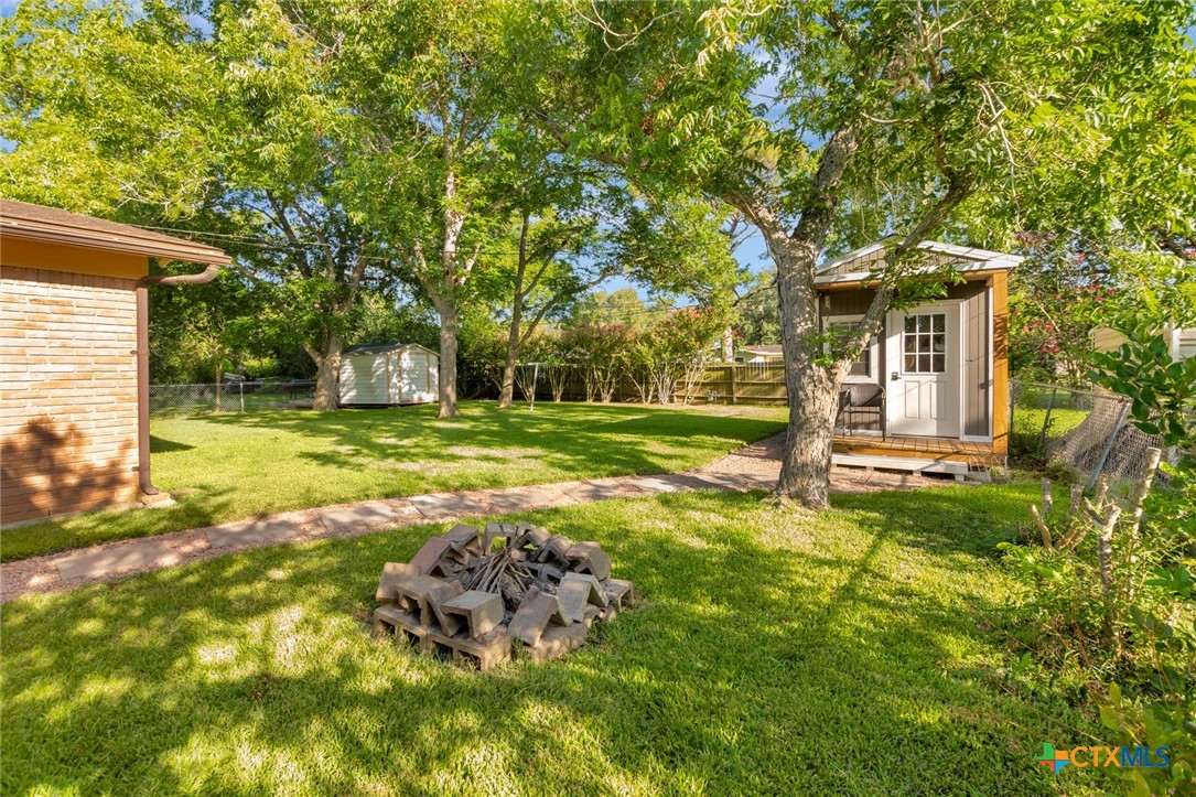 2105 E Mistletoe Avenue