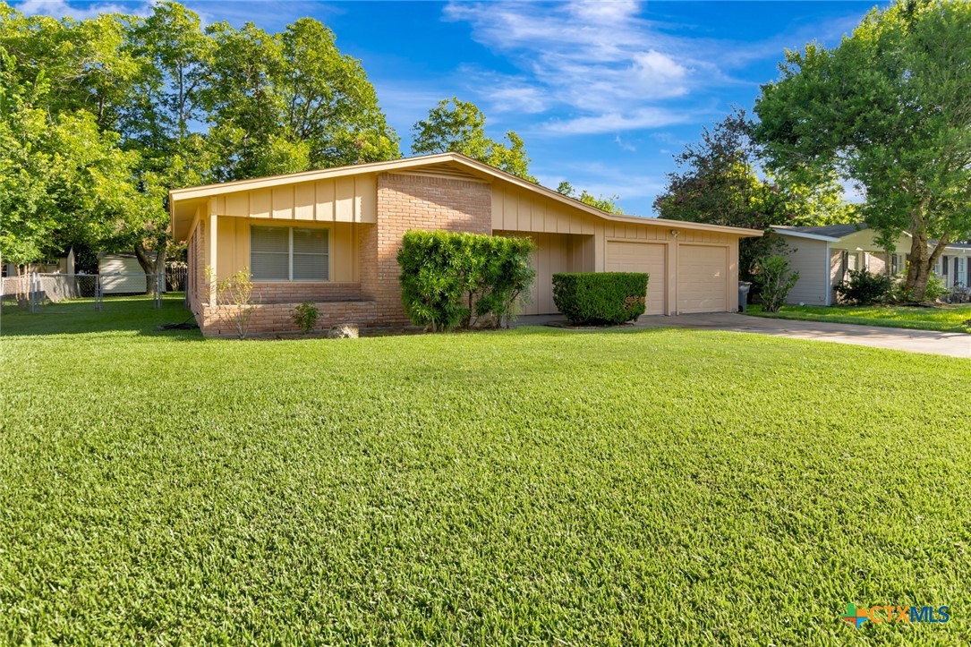 2105 E Mistletoe Avenue