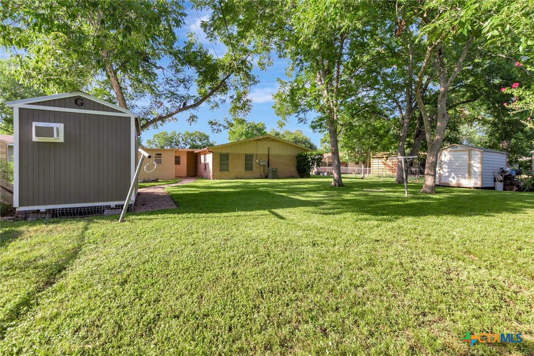2105 E Mistletoe Avenue