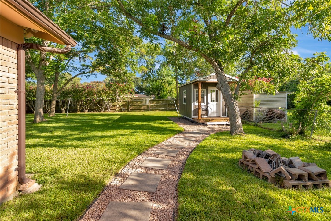 2105 E Mistletoe Avenue
