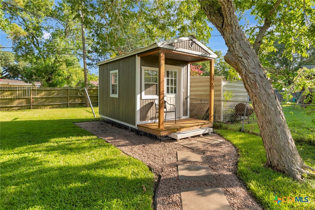 2105 E Mistletoe Avenue