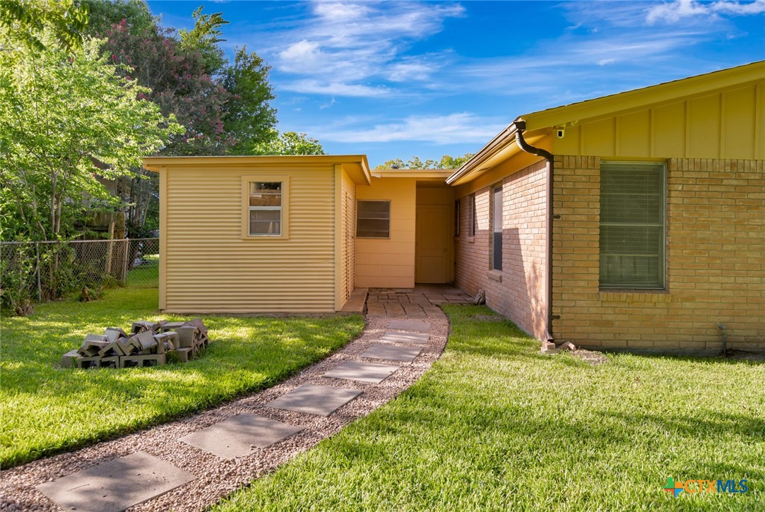 2105 E Mistletoe Avenue