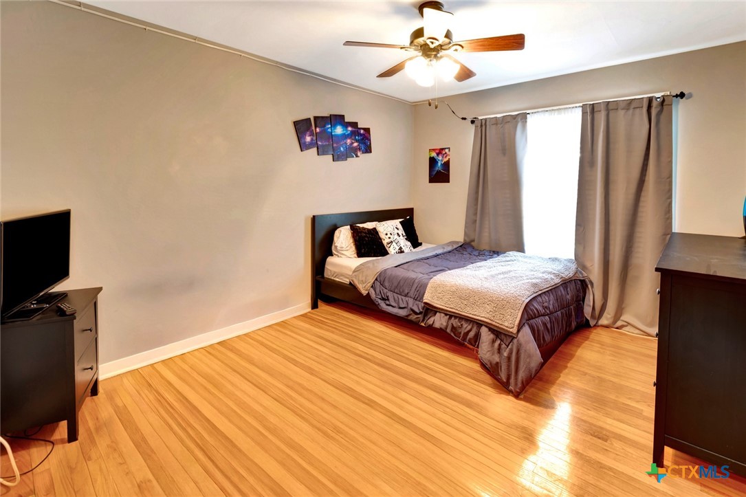 2105 E Mistletoe Avenue