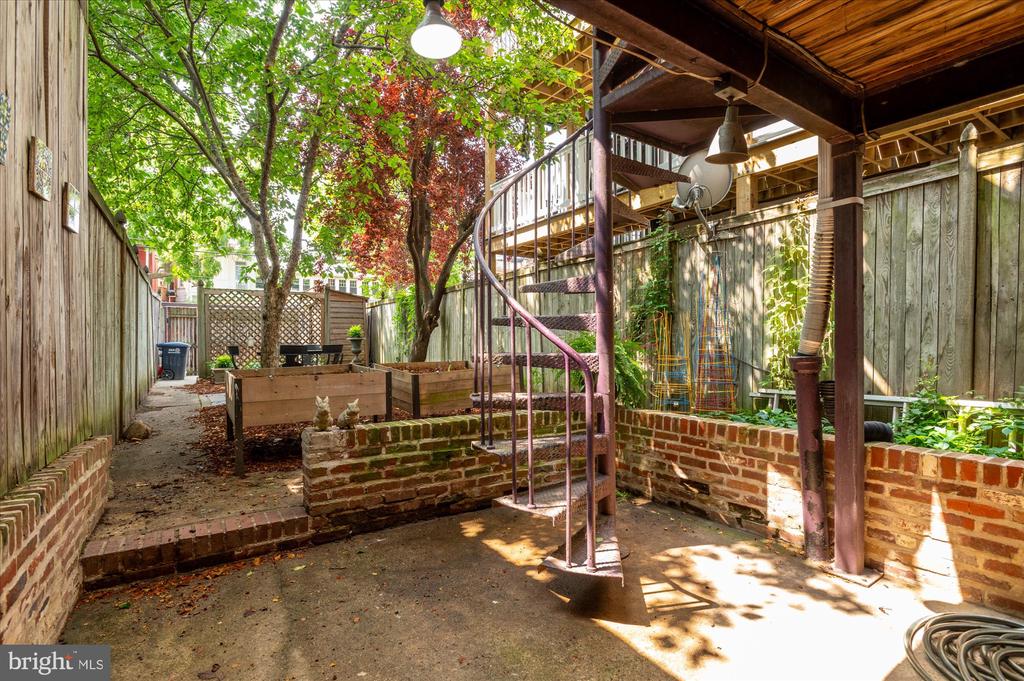 1116 Lamont St NW