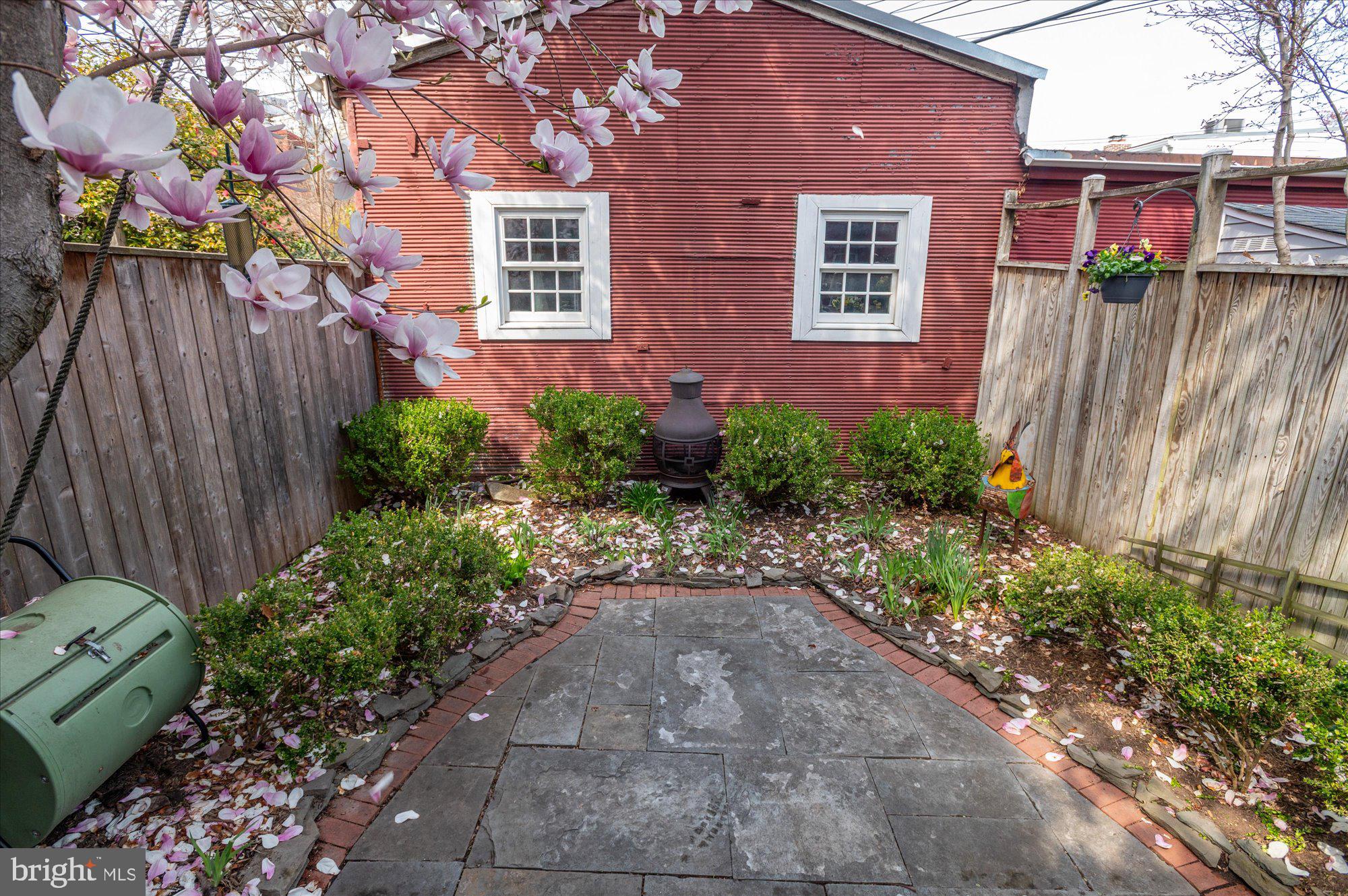 512 INDEPENDENCE AVENUE SE