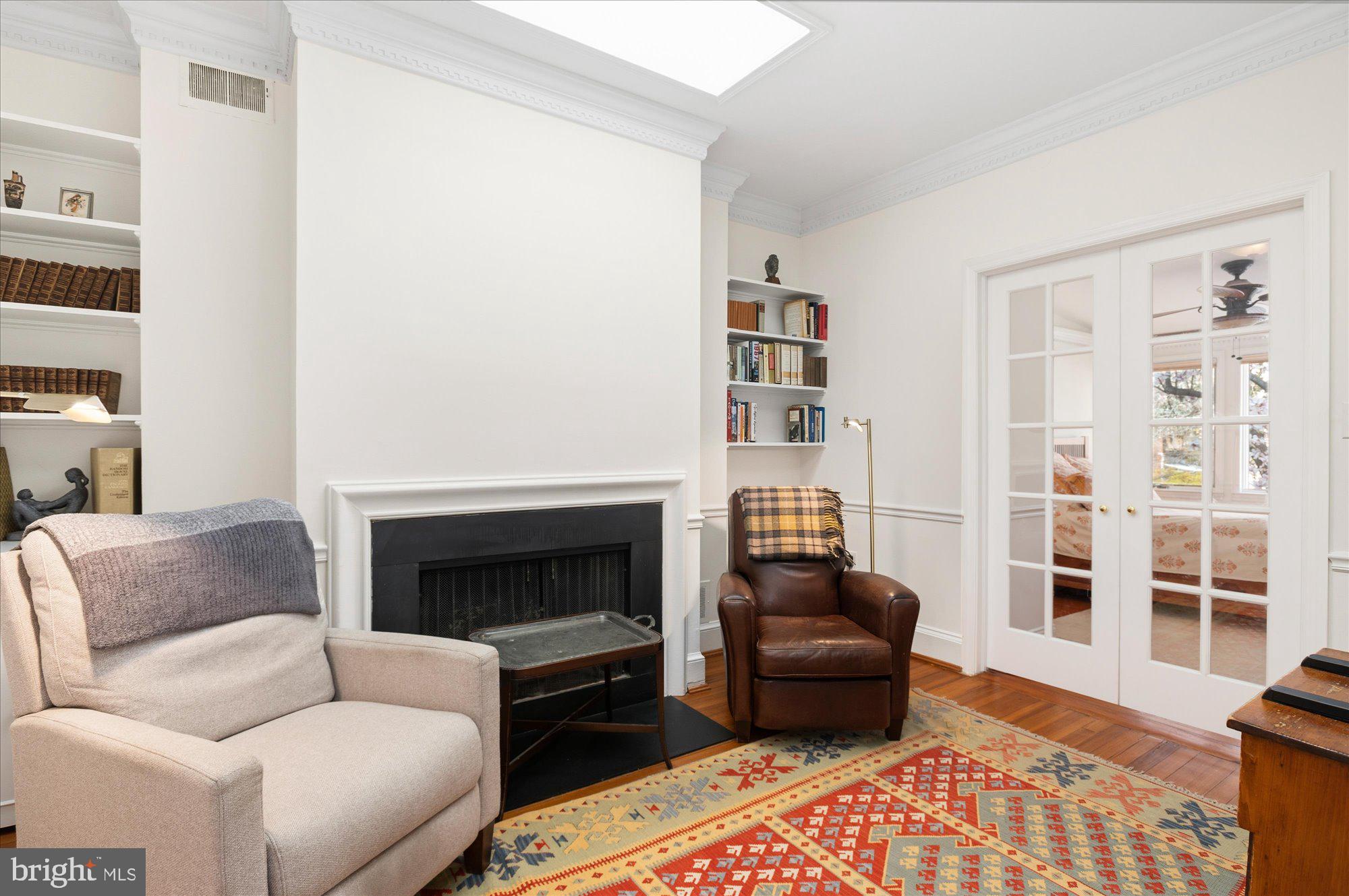 512 INDEPENDENCE AVENUE SE