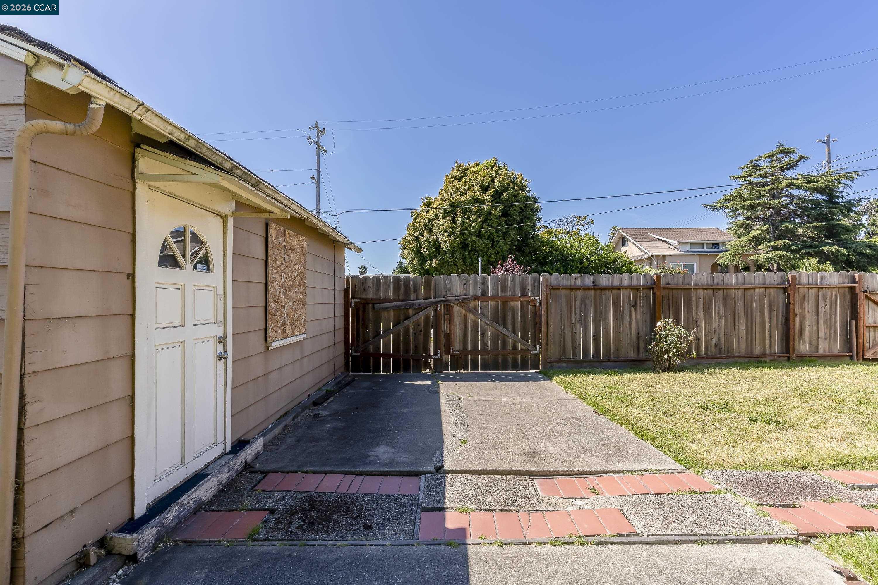 5526 Carl Ave