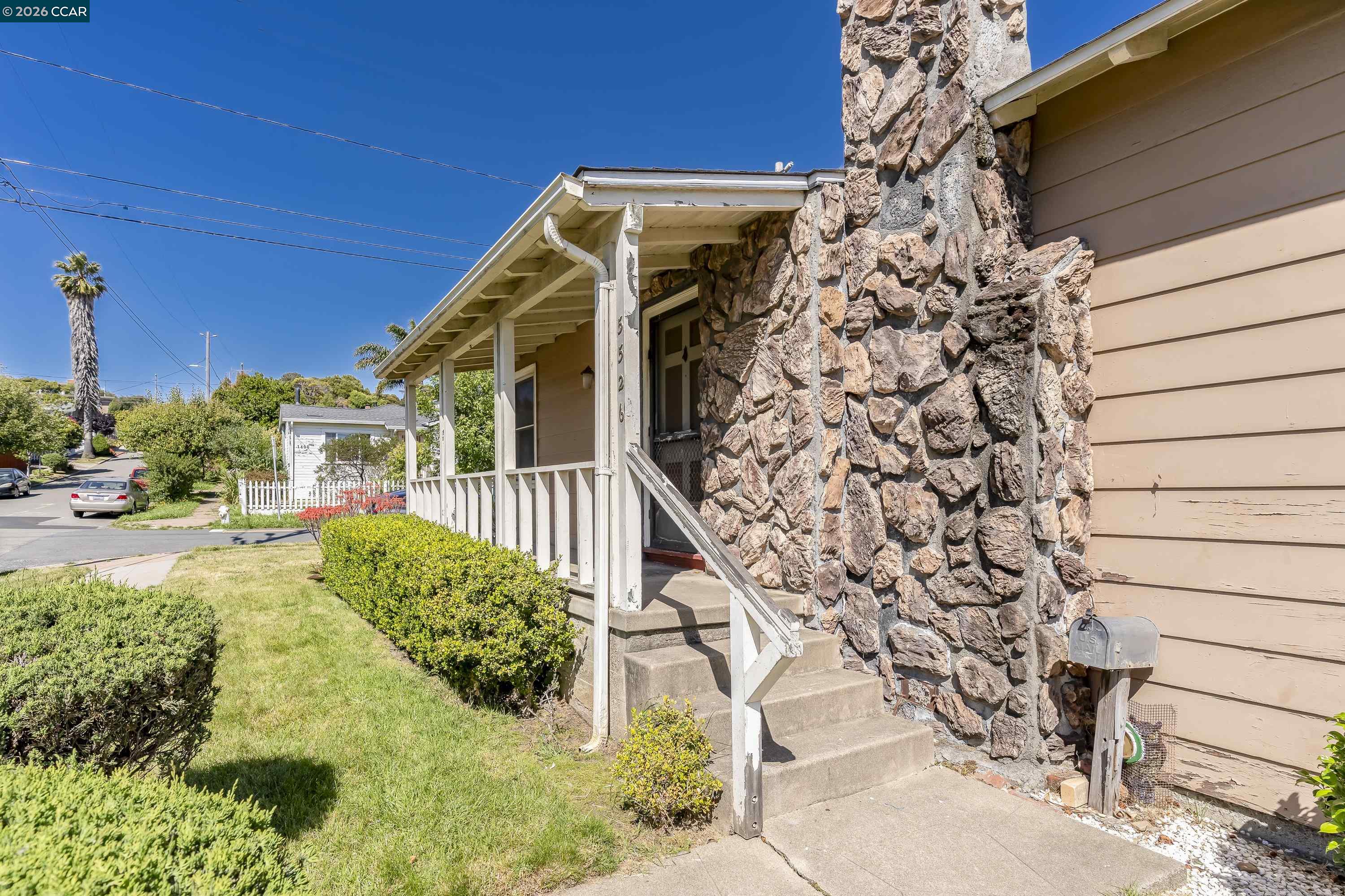 5526 Carl Ave