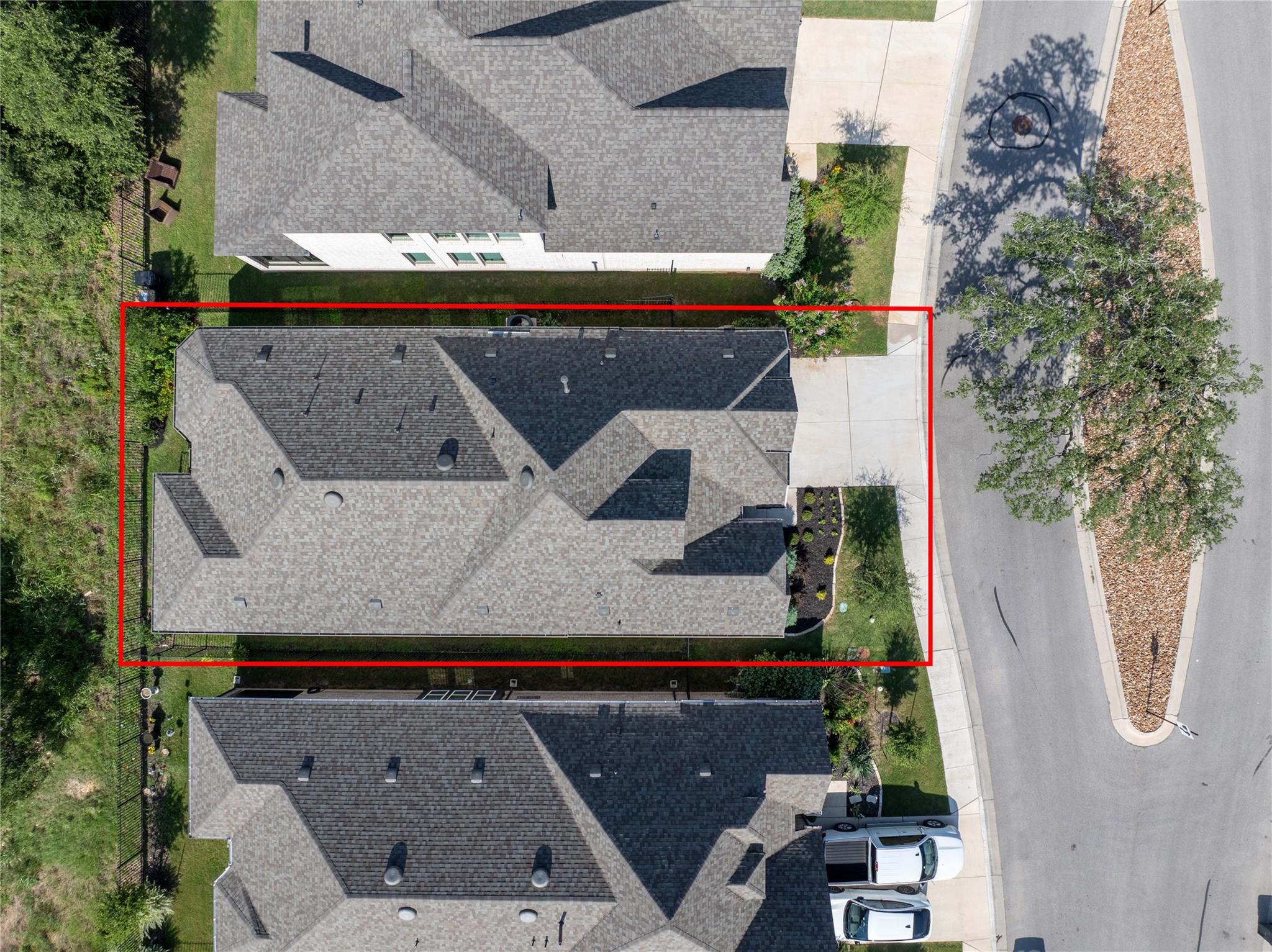 Aerial view of the home’s roof outlined in red among neighboring houses.