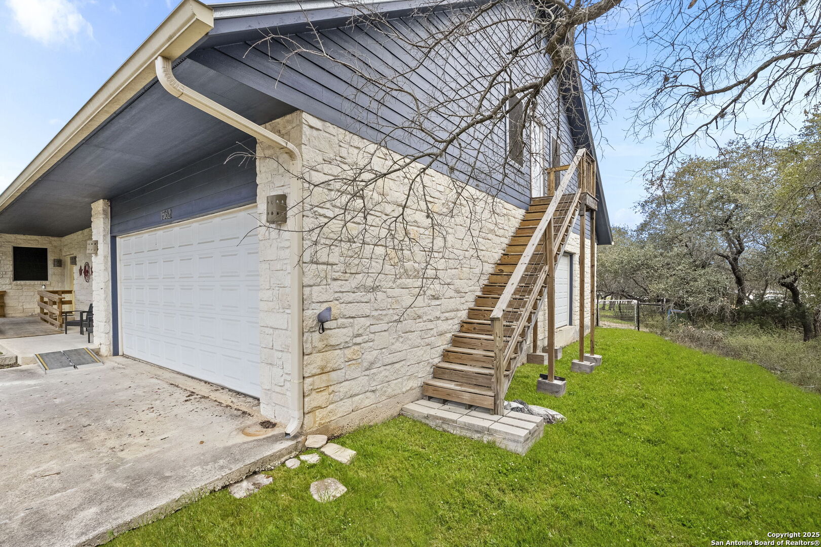 1562 Bonnyview