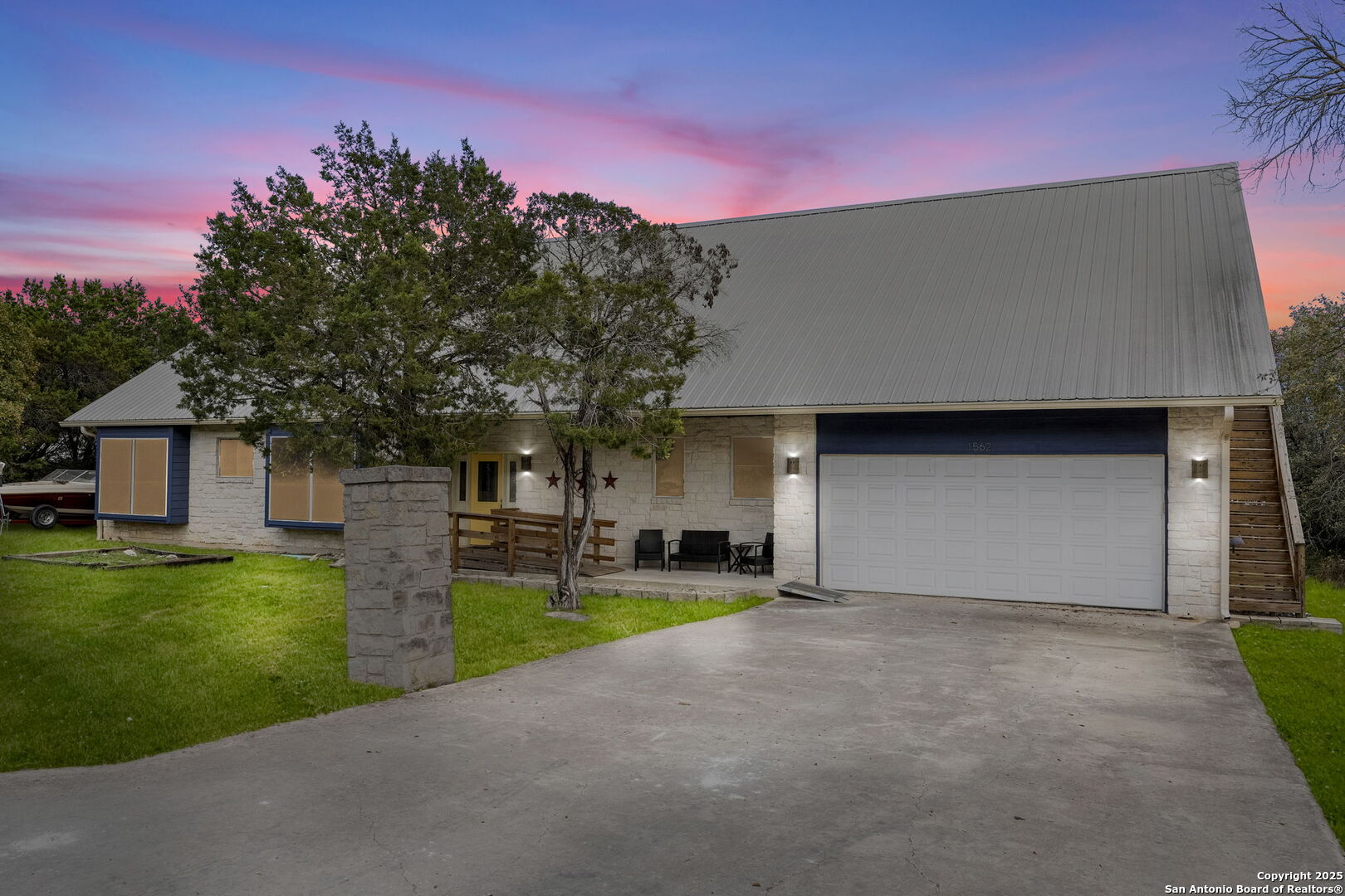 1562 Bonnyview