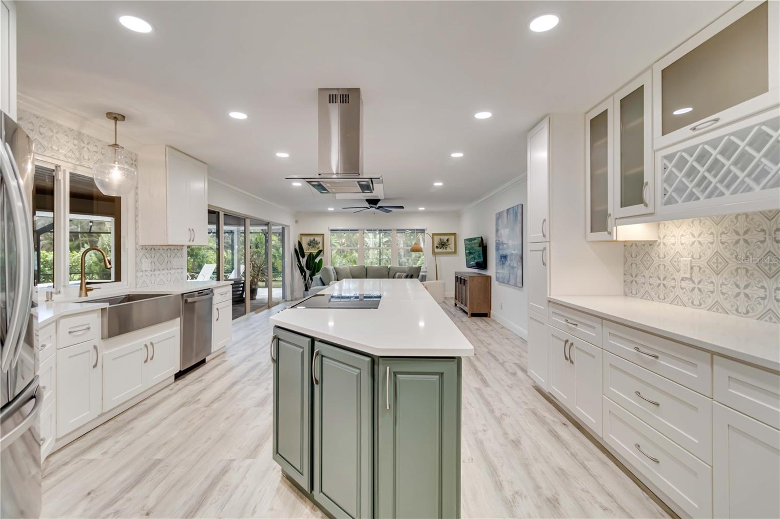 464 YACHT HARBOR DR