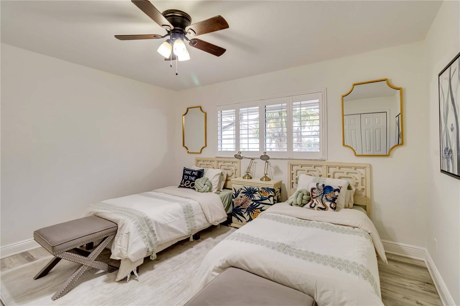 464 YACHT HARBOR DR