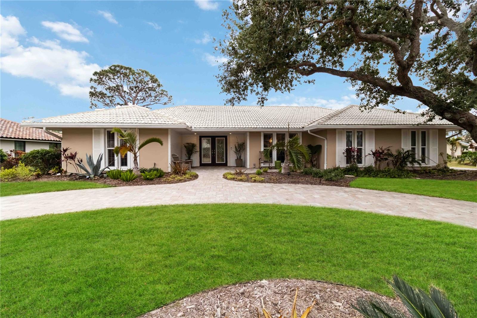 464 YACHT HARBOR DR