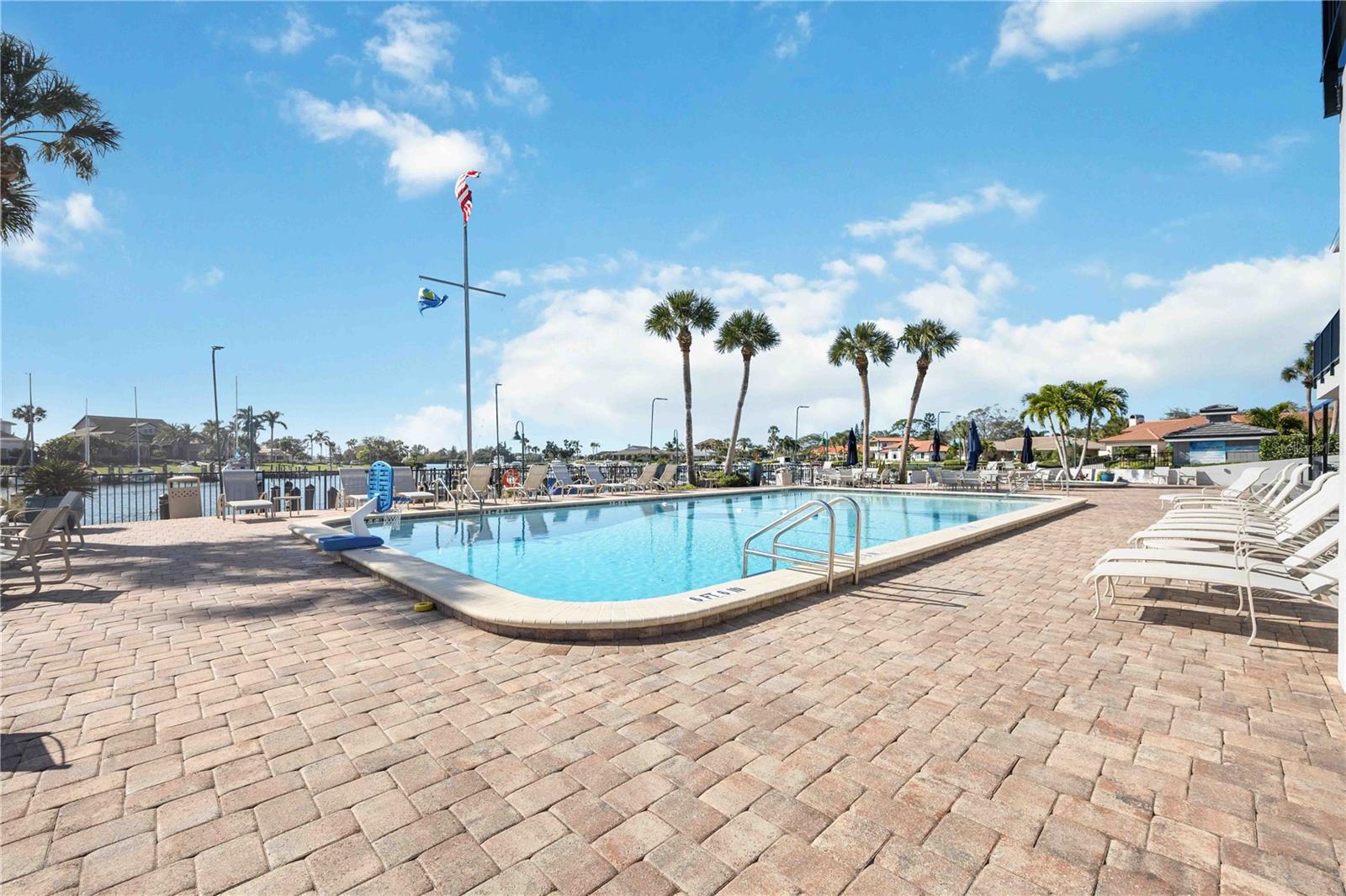 464 YACHT HARBOR DR