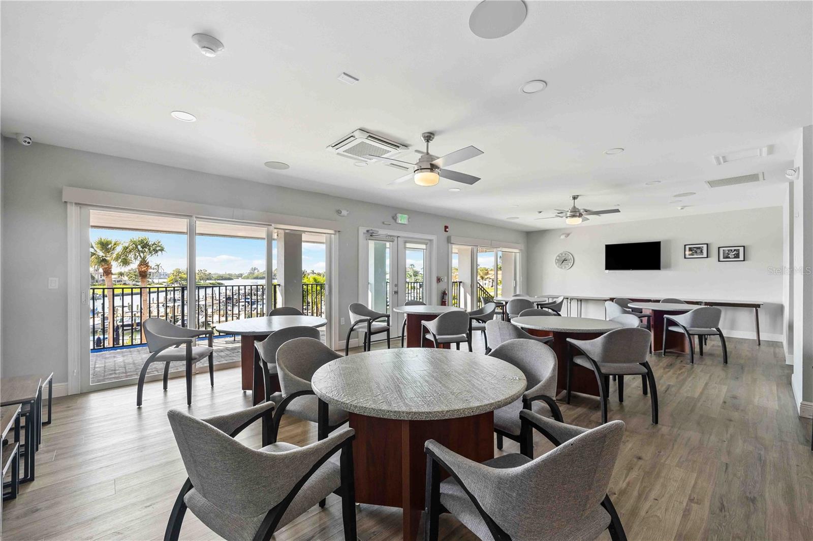 464 YACHT HARBOR DR