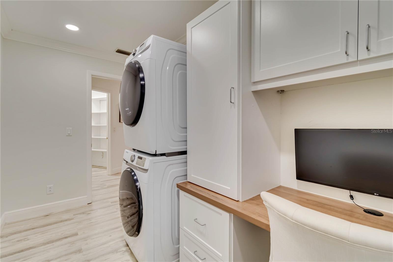 464 YACHT HARBOR DR