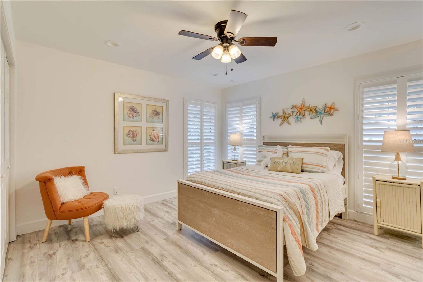 464 YACHT HARBOR DR