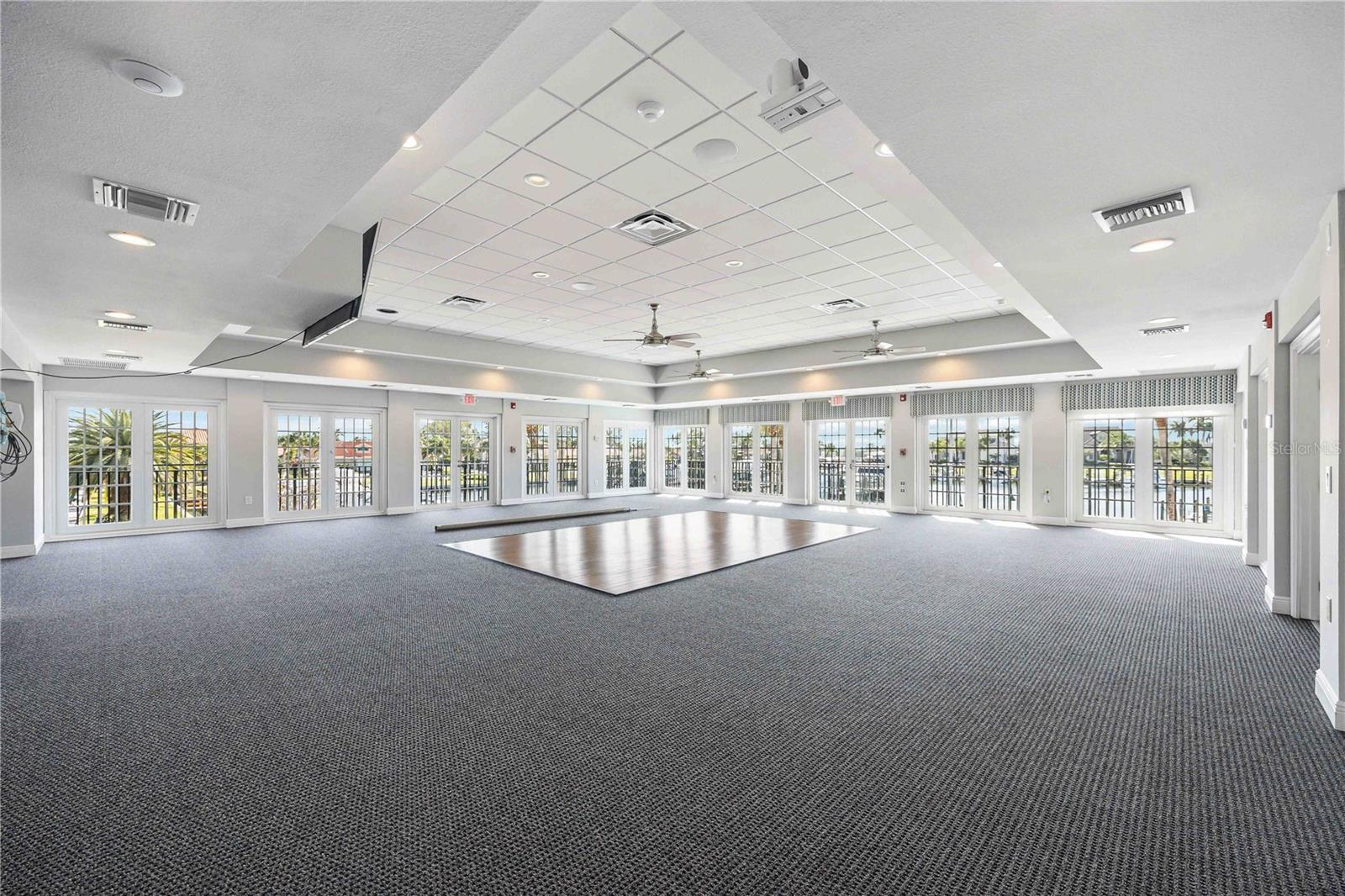 464 YACHT HARBOR DR