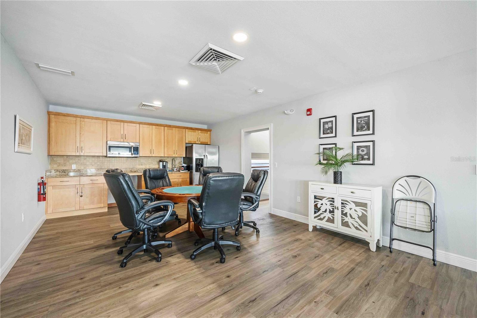 464 YACHT HARBOR DR