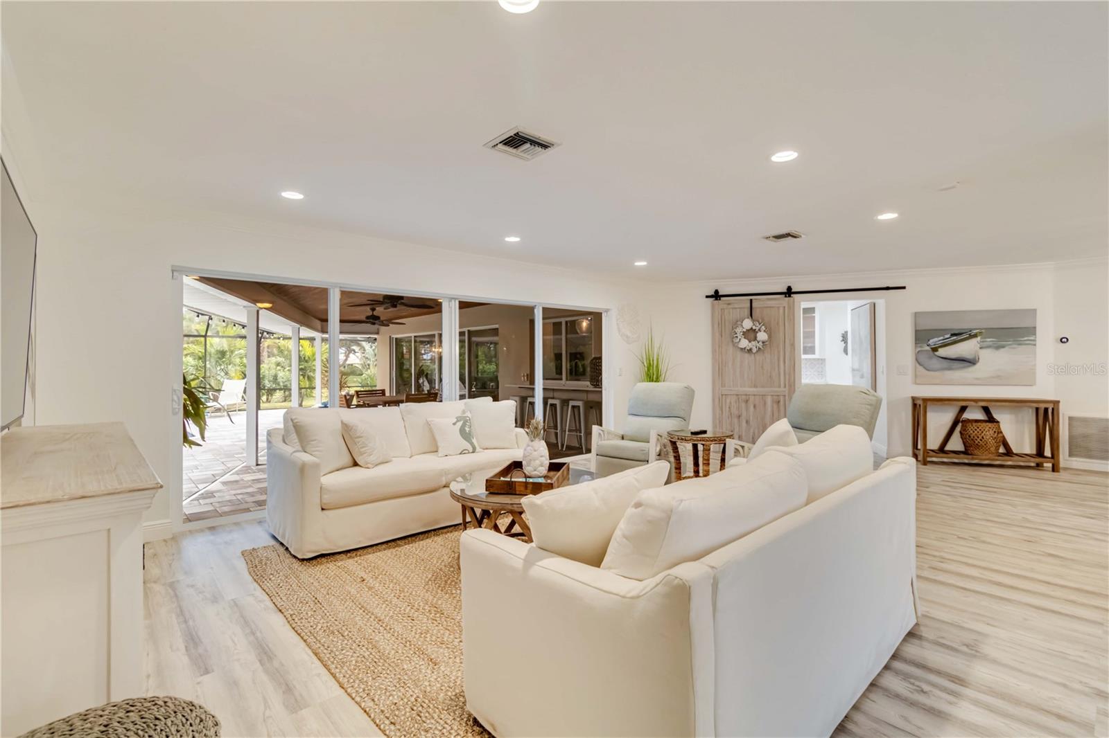 464 YACHT HARBOR DR