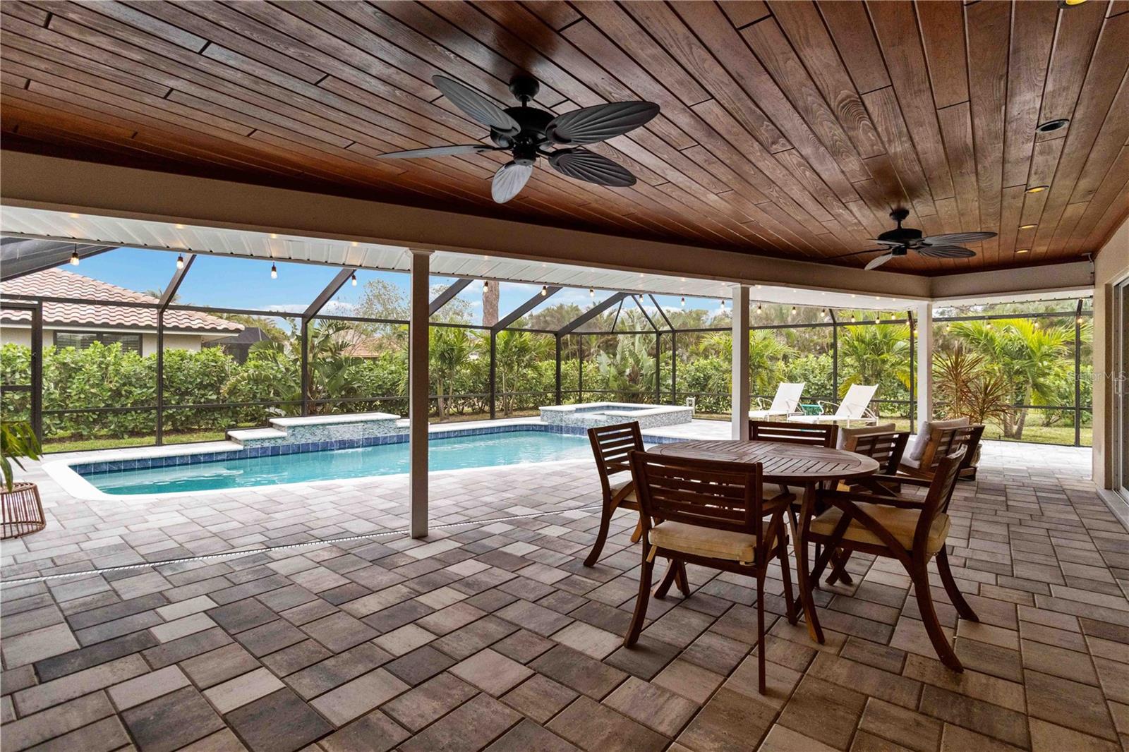 464 YACHT HARBOR DR