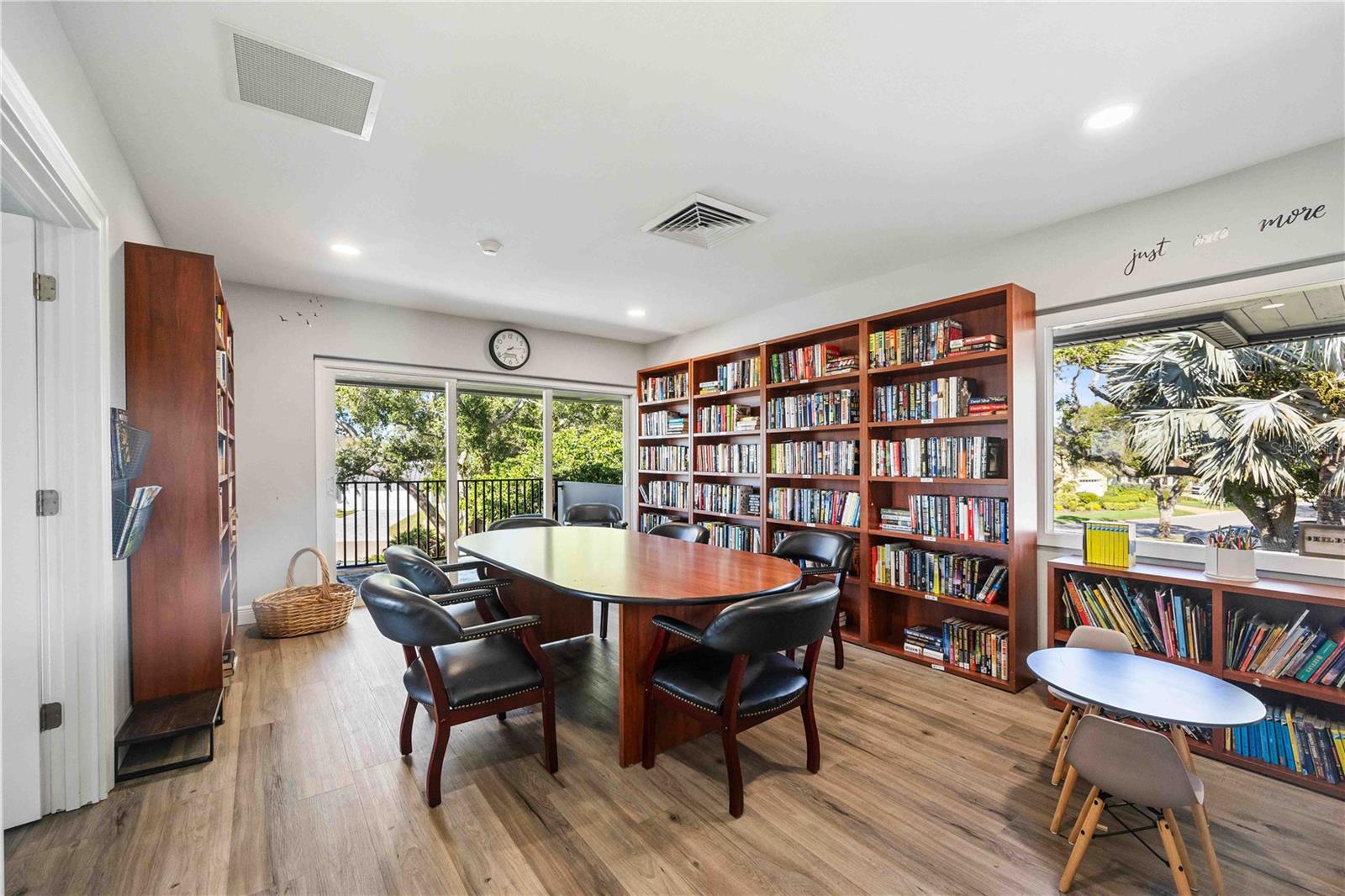 464 YACHT HARBOR DR